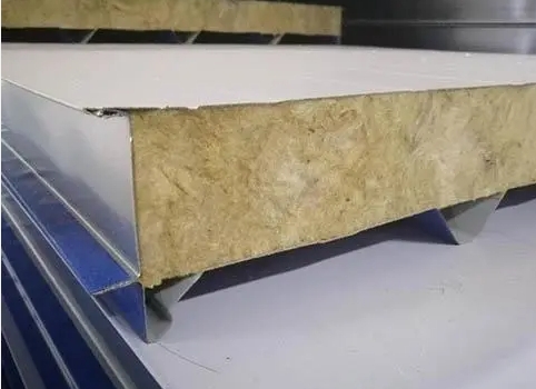 夾芯板的基本結構和組成材料是什么，它的核心材料有何特點？