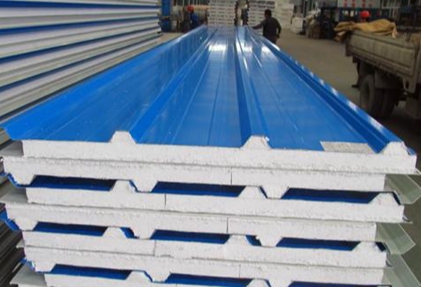 夏季高溫對(duì)彩鋼板的核心威脅是火災(zāi)風(fēng)險(xiǎn)、熱變形、腐蝕加速